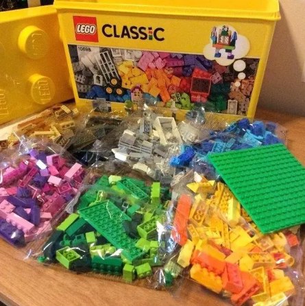 Caixa Média LEGO® Classic Criativas - 484 Peças