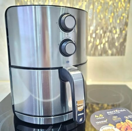 Fritadeira Air Fryer Britânia BFR46PI 4,6L Display Analógico Preto e Inox 1500W 220V