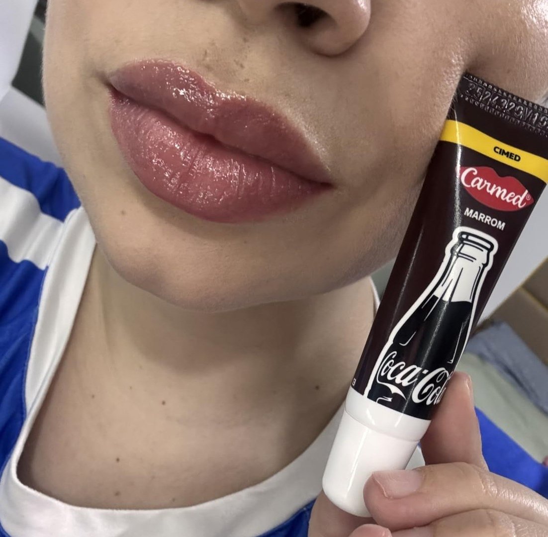 Hidratante Labial Carmed Coca Cola Marrom 10g