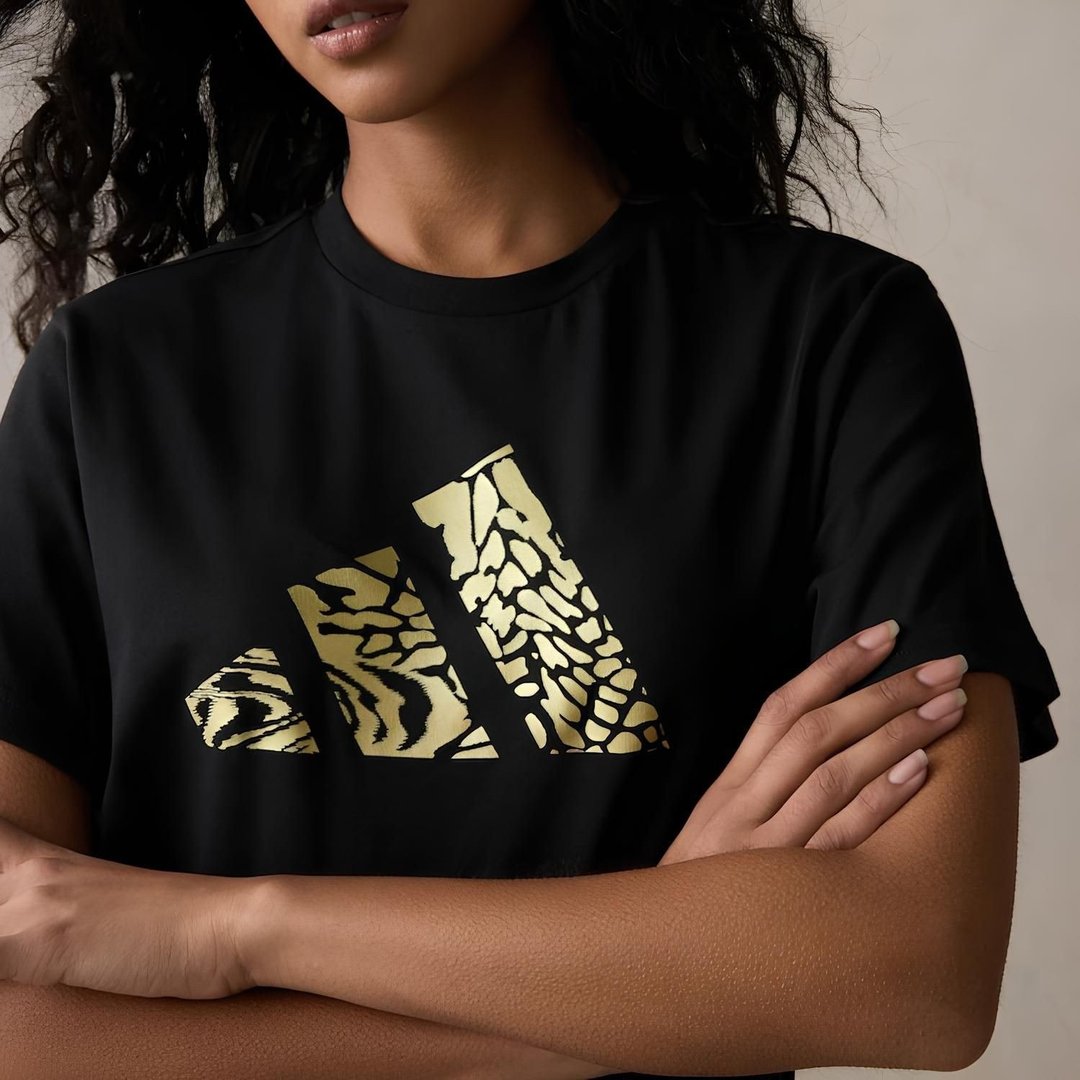 Camiseta Estampada Tech Metallic adidas