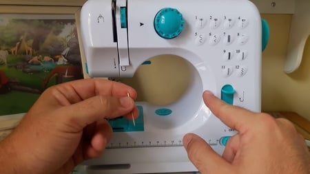 Máquina De Costura Reta Oz Sm1010 Portátil 12 Pontos Branca 110v/220v