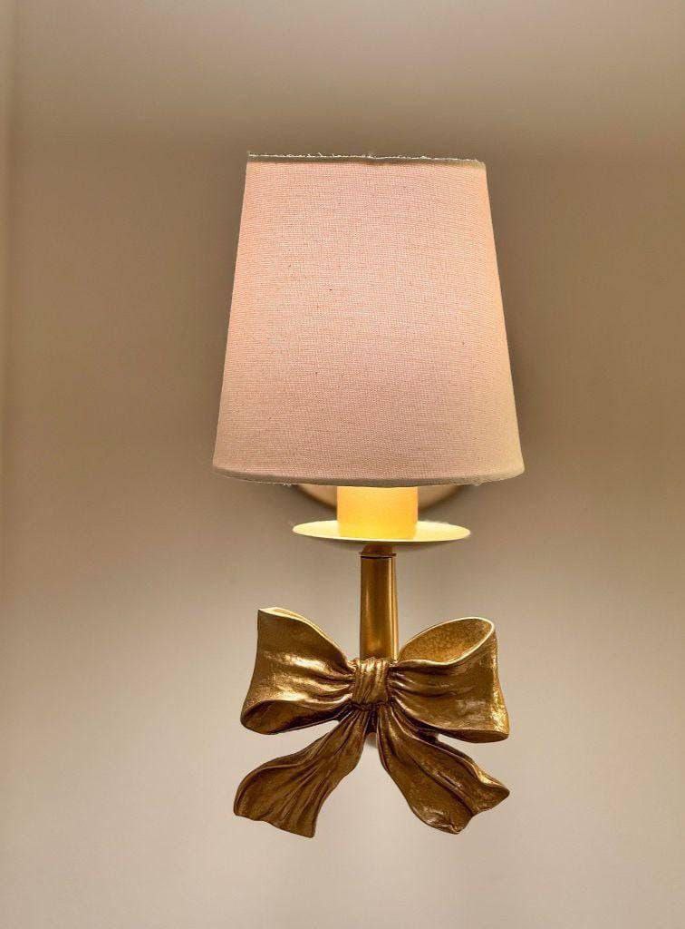 Arandela Laço Dourado + Cúpula Bege Quarto Bebê Infantil