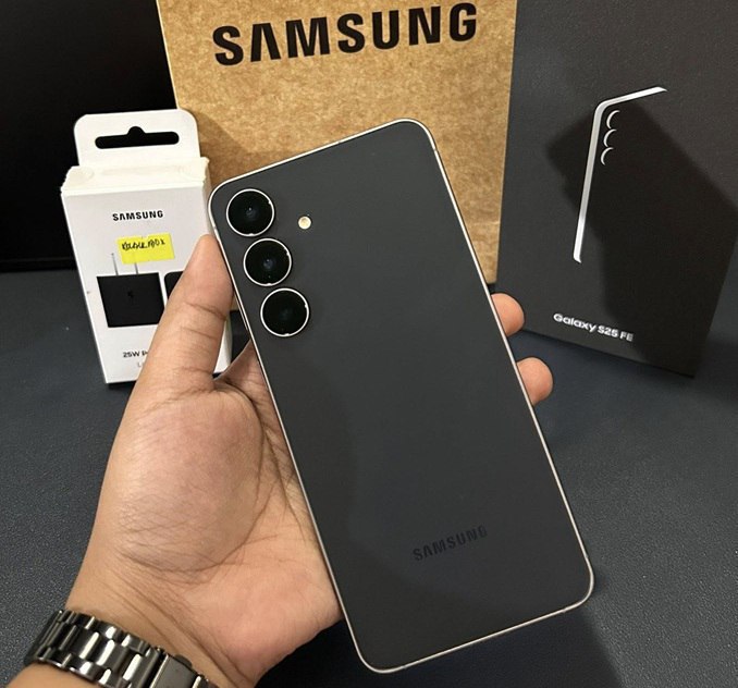 Samsung Galaxy S25 FE 128GB 5G 8GB RAM Tela 6,7" Câm. Tripla + Selfie 12MP 120Hz - 3 cores