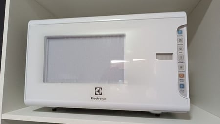 Micro-ondas Electrolux 31L Branco com Painel Integrado e Display Econômico (MI41T)