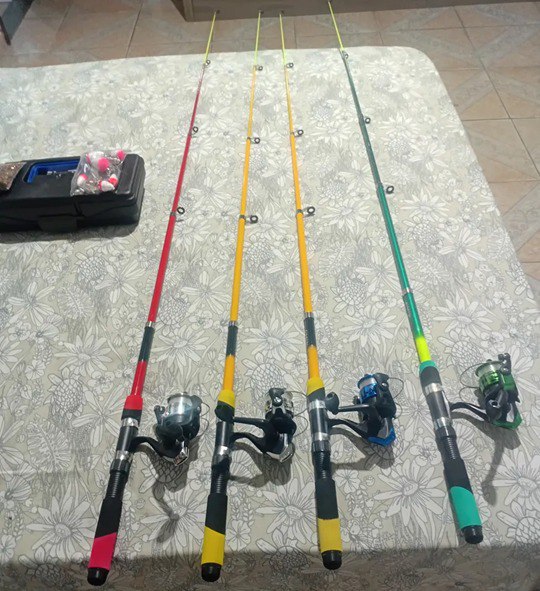 Kit Pesca Completo 4 Varas Fibra de Vidro e 4 Molinetes Leve Com Linha + Maleta Com Acessó...