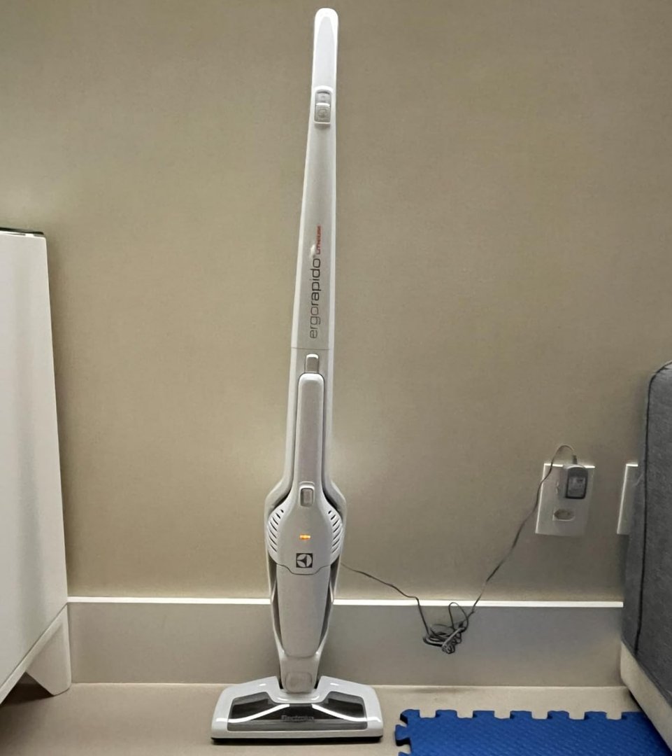 Aspirador de Pó vertical bateria Ergorapido 2 em 1 Electrolux 21min 2 velocidades capacidade 460Ml ERG21 Bivolt Branco