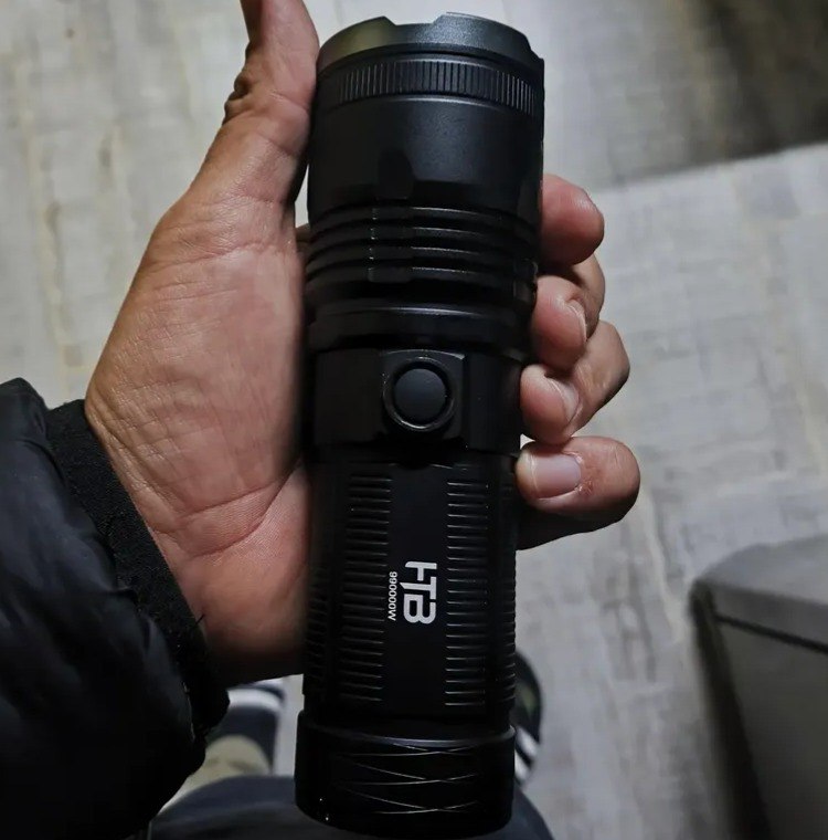 Lanterna Tática Militar Led Potente Alcance 2km Mais Forte Branco Preto