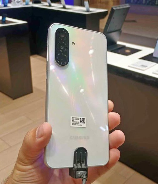Samsung Galaxy A36 5G 256GB 8GB RAM Câm. Tripla 50MP Ai IP67 Super AMOLED 6.7" 5000mAh