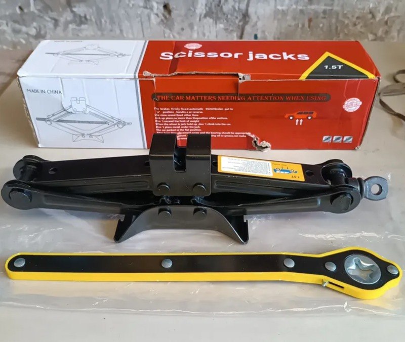 Macaco Sanfona Universal 1500kg 1.5t Com Chave Para Carro