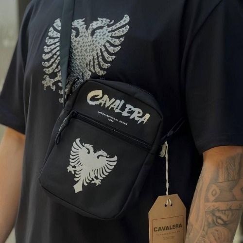 Mochila Shoulderbag Cavalera Preta Urbana Poliéster Com Bolso Garrafa Preto Liso