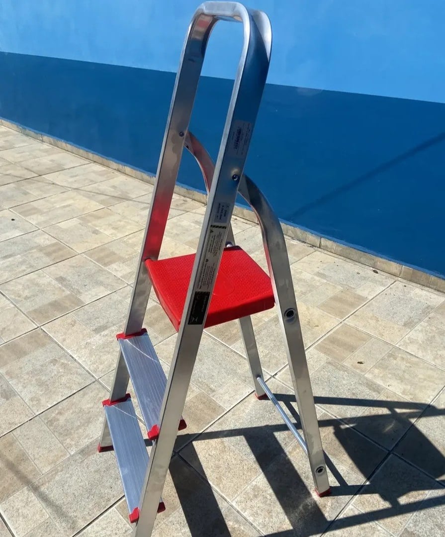 Escada De Alumínio Dobrável Compacta Com 3 Degraus - Botafogo - Leve E Resistente Cinza/vermelho