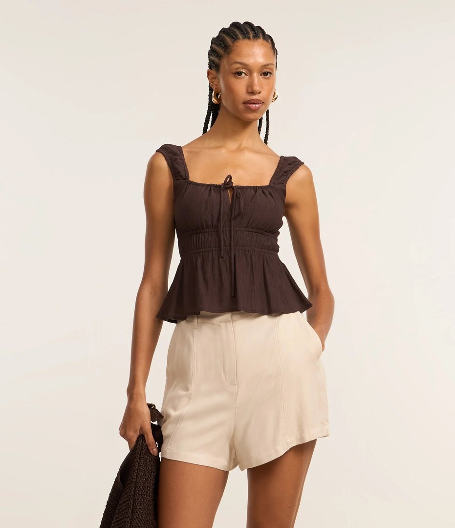 Short Curto Alfaiatado em Viscose Twill Bege