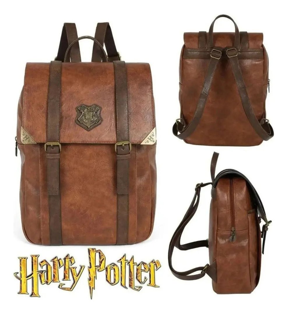 Mochila Harry Potter cor marrom estilo vintage com emblema de Hogwarts, exibindo vistas frontal, traseira e lateral