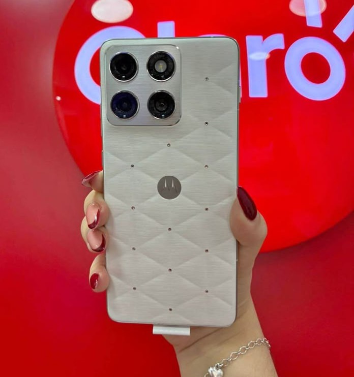 Motorola Edge 70 Crystals by Swarovski 512GB 5G 12GB RAM Tela 6,7" Extreme AMOLED 120Hz Câm. Tripla + Selfie 50MP - Branco