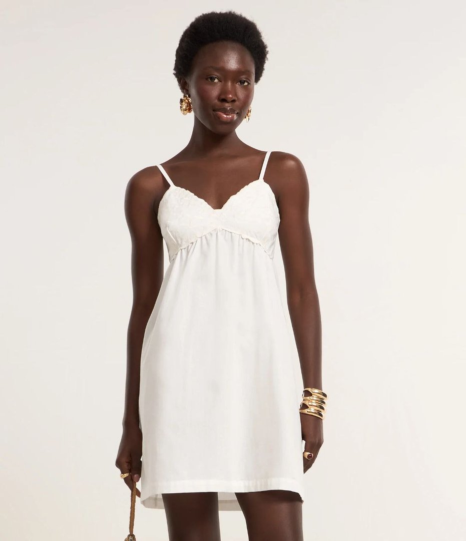 Vestido Curto em Tricoline com Busto Bordado de Flores Branco