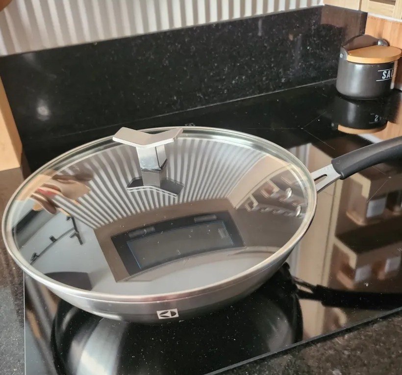 Panela Wok Electrolux Inox com Tampa Antiaderente Design Preta 28cm Indução