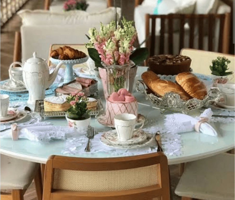 "Encantos do Chá da Tarde: Sabores, Tradições e Boas Conversas"