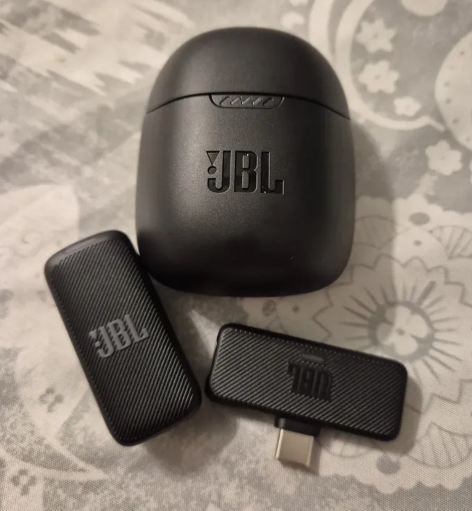 Microfone de Lapela Sem Fio JBL Quantum Stream, Wireless, USB-C, Cancelamento de Ruído - Preto