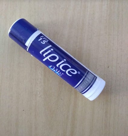 Lip Ice Protetor Labial FPS15 - Coco e Baunilha 3.5g Hidratação e Proteção solar