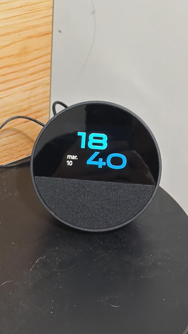 Echo Spot com Alexa (Geração mais recente) | Despertador inteligente com som vibrante | Co...