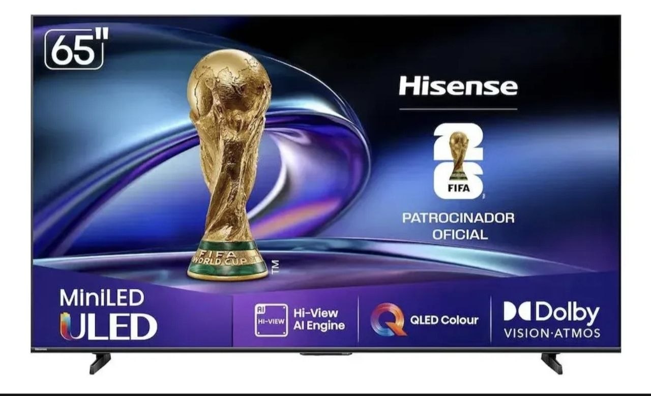 Smart TV Hisense de 65 polegadas com tecnologia ULED, exibindo a imagem do troféu da Copa do Mundo FIFA na tela e logotipos de tecnologias como Dolby Vision e Hi-View AI Engine.