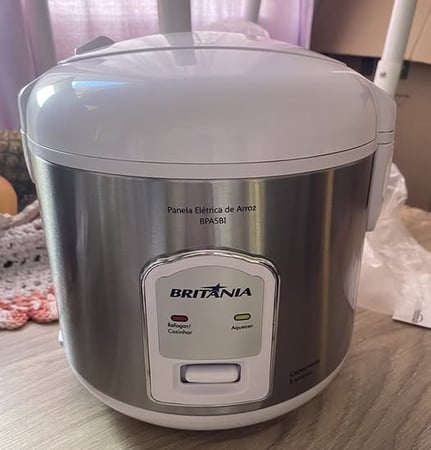 Panela de Arroz Elétrica Britânia Tamanho Família 700W 10 Xícaras Branca - 110v/220v