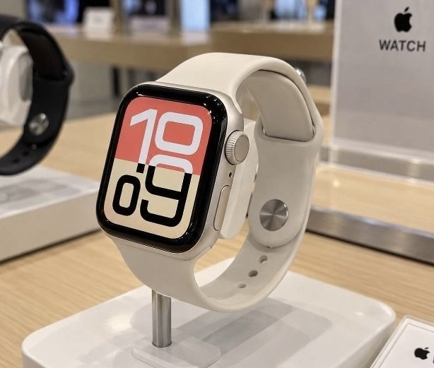 Apple Watch SE 3 GPS, Caixa em alumínio luz das estrelas de 40 mm com Bracelete desportiva luz das estrelas - P/M