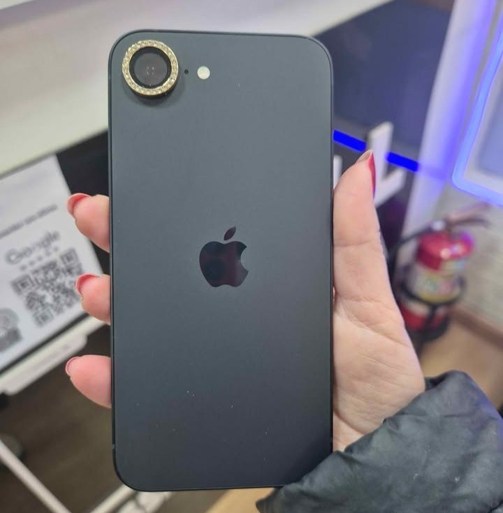 iPhone 17e 256GB Tela 6,1" Super Retina XDR Câm. 48MP + Selfie 12MP iOS 5G - Preto ou Branco