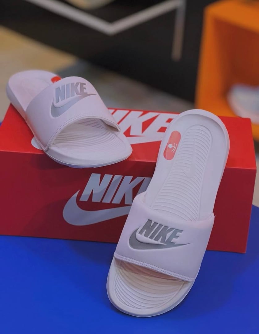 Chinelo Nike Victori One Feminino