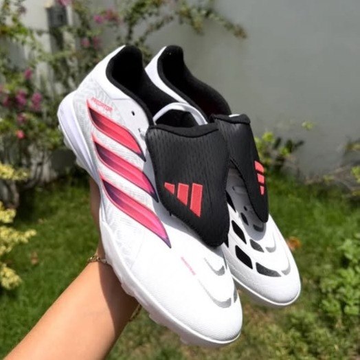 Chuteira Adidas Predator Club Campo Masculina - Num. 40