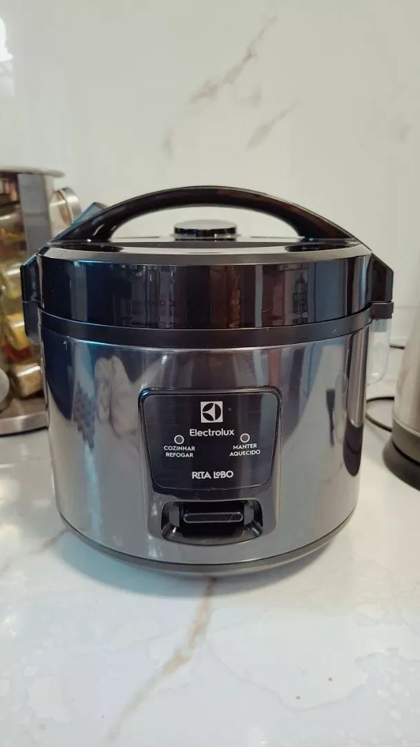 Panela de Arroz Elétrica Electrolux por Rita Lobo 2L Preta Efficient Visor Glass (ERC10)