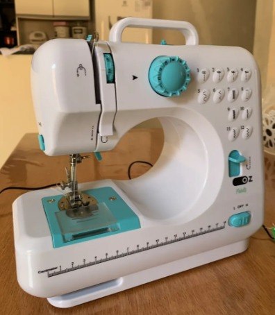 Máquina De Costura Reta Oz Sm1010 Portátil 12 Pontos Branca Branco 127/220v