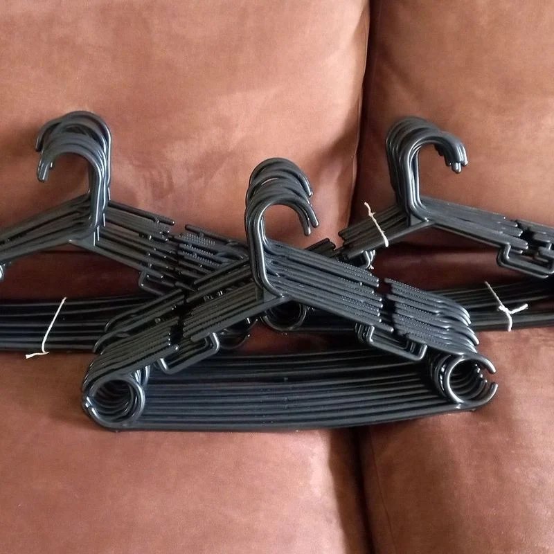 Kit 40 Cabides Preto Plástico Reforçados E Antideslizantes Adultos