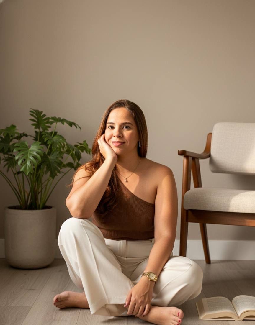 Aline Santanna sentada em um ambiente interno